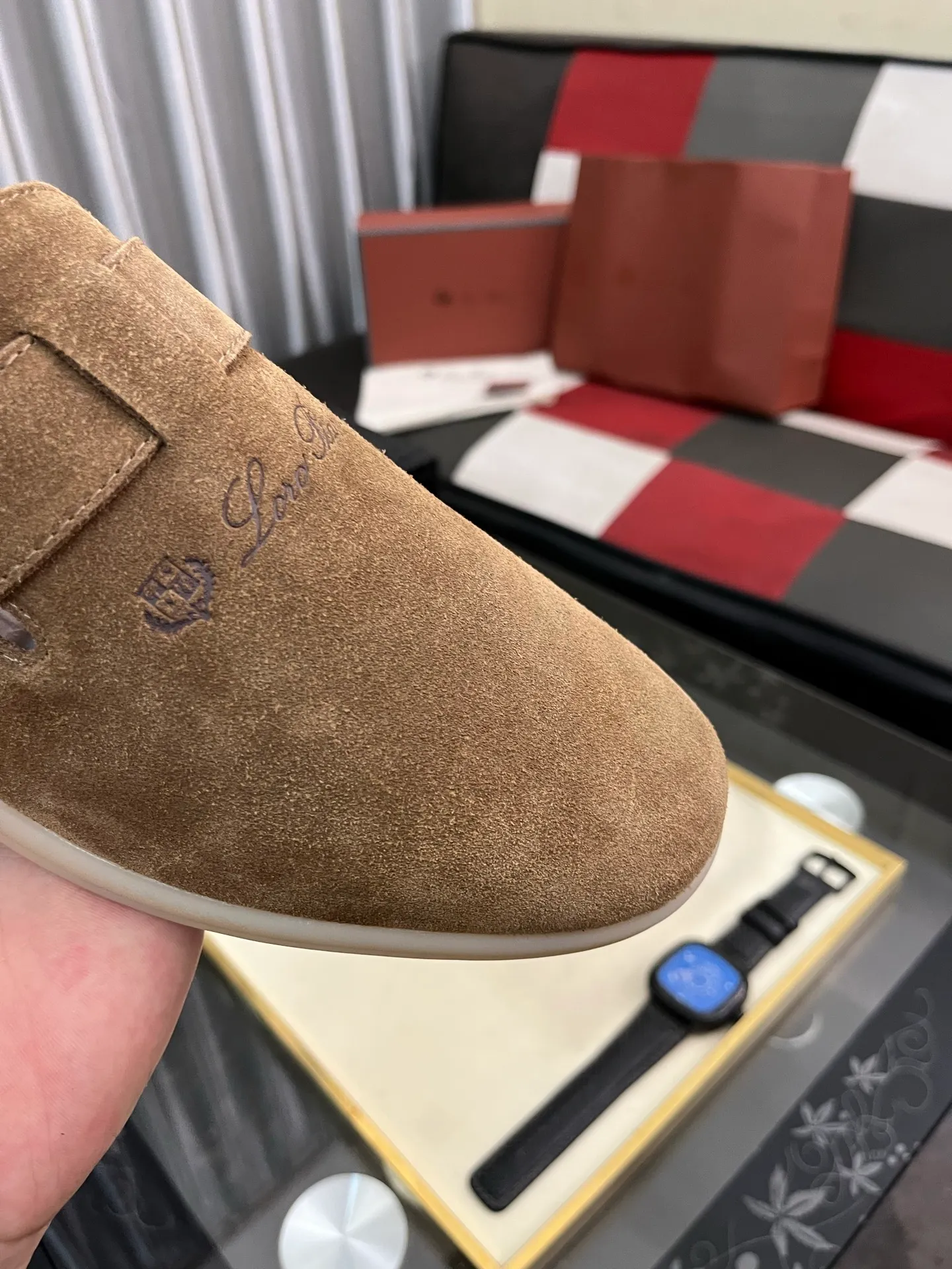 Men's men's shoes 💰458⌚️⌚️ Loro Piana's classic hot model lp top version of Pili casual shoes. It turns out that these are the casual shoes that are said to be able to walk 20,000 steps without getting tired. This pair has both good looks and feel. You will be completely lost as soon as you put it on. The minimalist design is eye-catching and durable, and it is a bonus for dressing. The soft feeling on the feet has outstanding texture, and it is very nice without abrasion on the feet. The soft and waxy soles make it easy to wear for daily use for a long time. Who can resist a pair of versatile and good-looking loafers? Don't be too elegant at all, the feel and texture of the feet are good, the key is to make the legs look longer and not tire the feet, the main thing is that it is just right!        Material: Original cowhide Lining: Original sheepskin Outsole: Original sole Size: 38-44